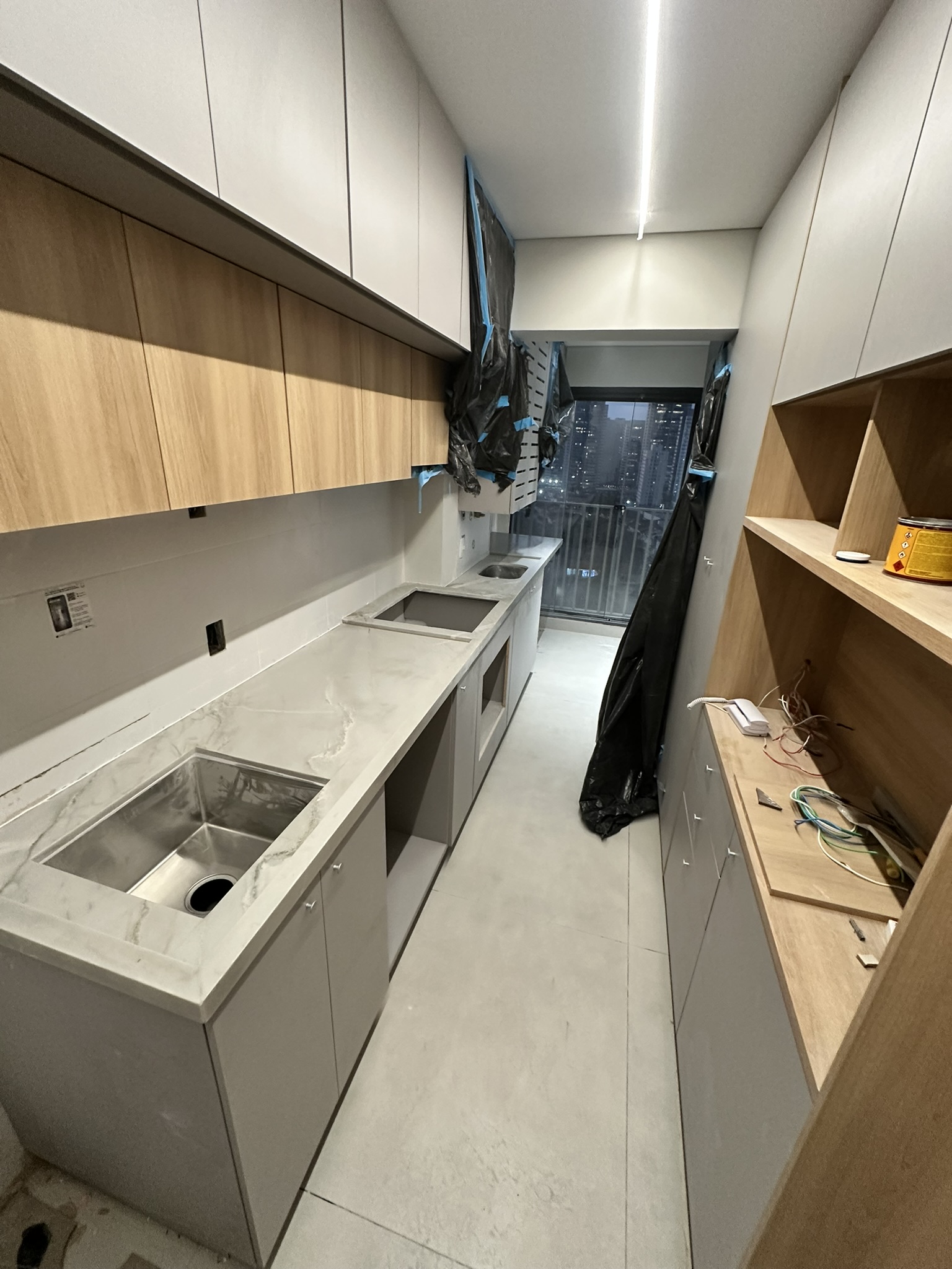 Cozinha com bancada em obra